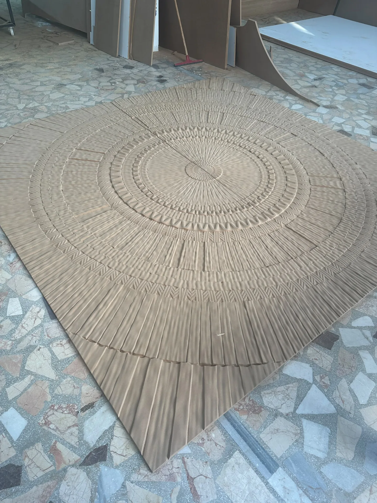Dairesel geometrik desenlerle işlenmiş MDF rölyef panel